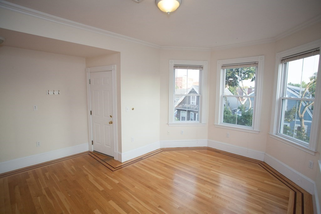 - - Right Close to Campus! Spacious 2 bed 2 bath w/ Central AC & Laundry in Building