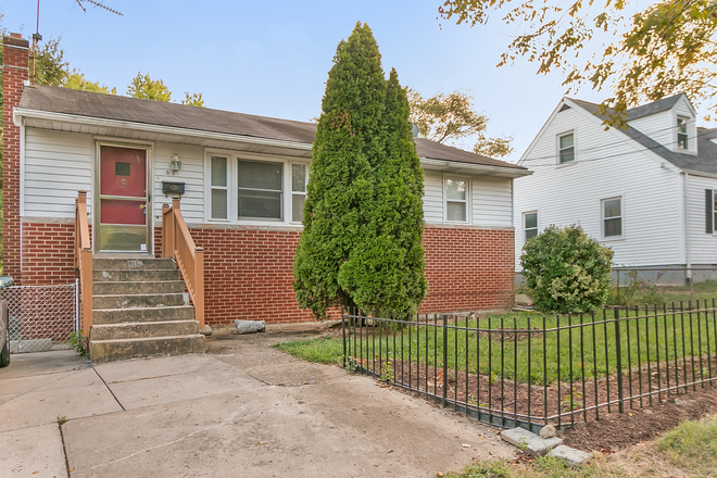 Street view - 5013 Quebec Street: 6 bedroom, 3 bath house in Berwyn.  Walk to campus!