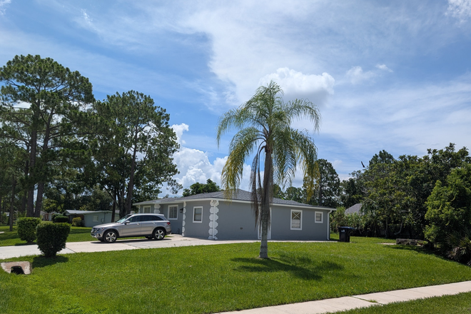 Side view - Room w. Private Bath! Corner Lot Home on Large Lot | Minutes from UCF!