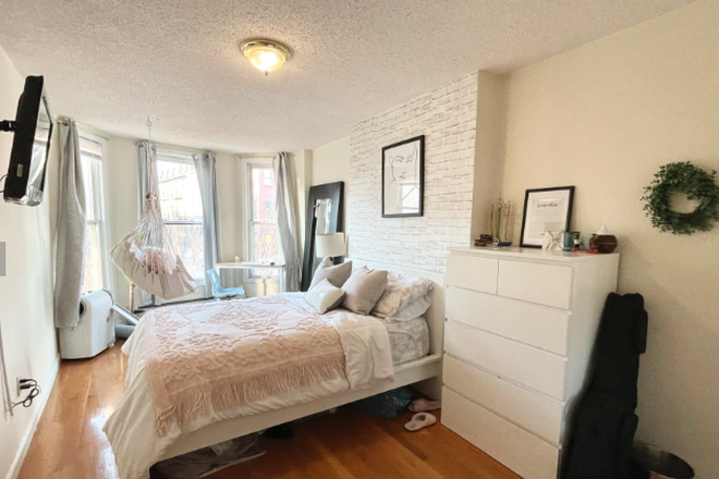 living - BEAUTIFUL 4 BED, ONLY 25% BROKER FEE! AVAIL 9/1/26!! Apartments