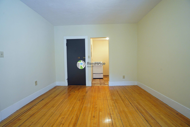 1 - AVAIL NOW- Awesome Comm Ave 1 bed. H/HW inc. NO FEE! Apartments