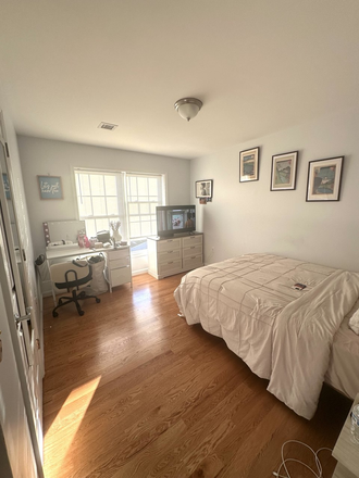 Bedroom 2 - Looking for a roommate (female) in a renovated 3-bedroom, 2-bathroom house (No broker fee)