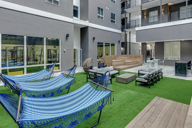 courtyard - Midtown Apartments