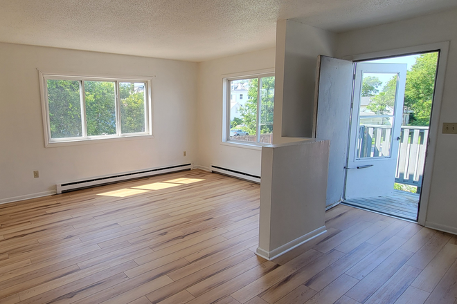 entry and large living room - Walk to UVM & UVMMC ~JUNE 2026~2nd floor. Free parking and in unit Washer/ Dryer. Condo