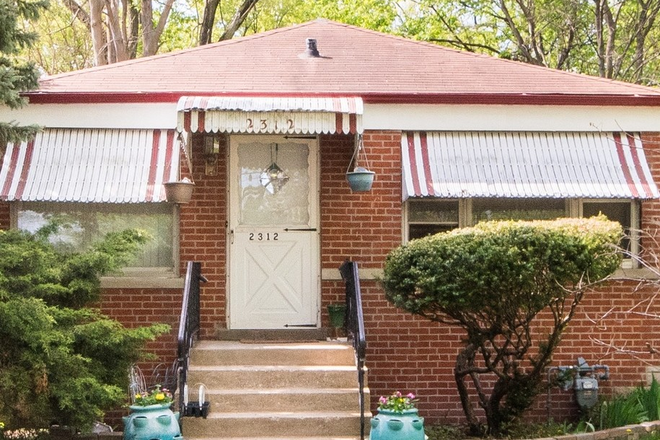 1-2 BDRM FOR RENT - 1 - 2 Bdrm for Rent Comfortable with Backyard in Evanston, IL House