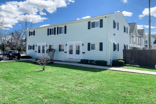 Outside full house - 321 S Poplar "Nantucket" Unit A Apartments