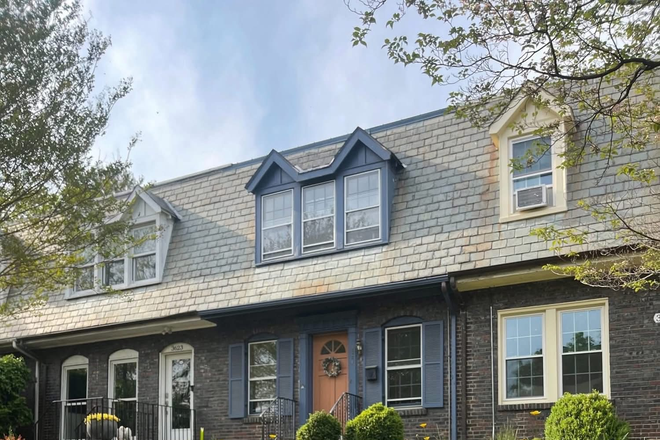 outside street view - Furnished private bedroom in Burleith townhouse - only 3 blocks from Georgetown medical campus