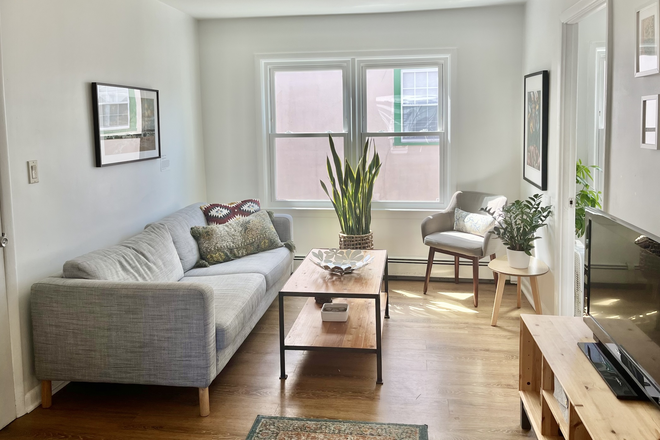 Bedroom - Furnished room for female-Witherspoon St-Princeton