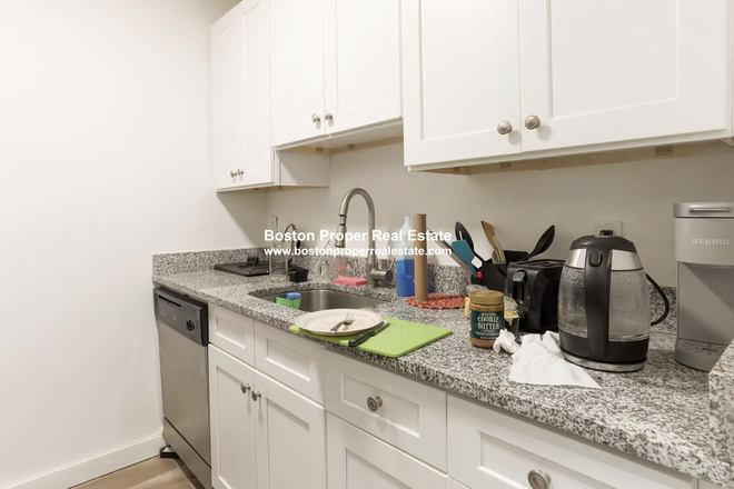 a - Right behind NEU, 2 bed with living room! Apartments