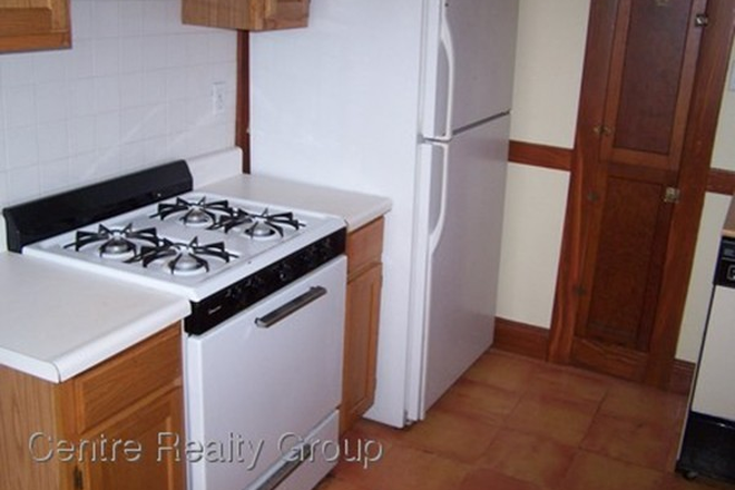 . - Sunny 2 Bed / 1 Bath w/ Parking!! Available NOW!! Apartments