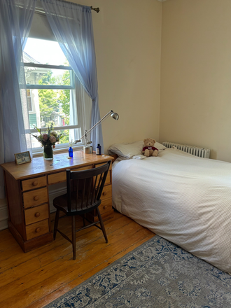 bedroom desk - Quiet retreat 25 Antrim St, 10 min walk to Harvard Yard Walking distance or short bike ride t