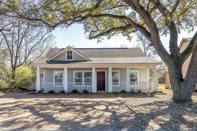 Outside street view - Renovated 4 bed, 4 bath across from Texas A&M, walk to campus & dining