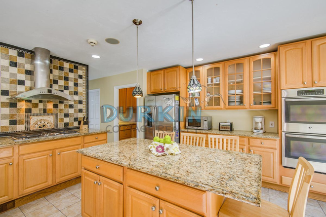 kitchen - Spacious 5 bedroom home, each bedroom with private bath!
