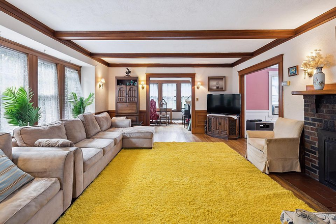 living room - Vintage Charming 5 Bedroom Home 1 minute walk to T