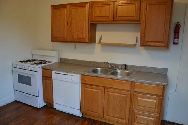 kitchen - 2411 Fairview Ave Cincinnati, close to campus Apartments