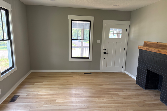 Front door and living room - House just 12 minutes away from canpus