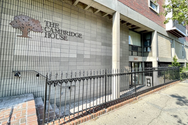 - - Close to Campus! Bright 1 Bed w/ Heat & Hot Water Incld, 1 Garage Parking Spot, Laundry in Building Apartments