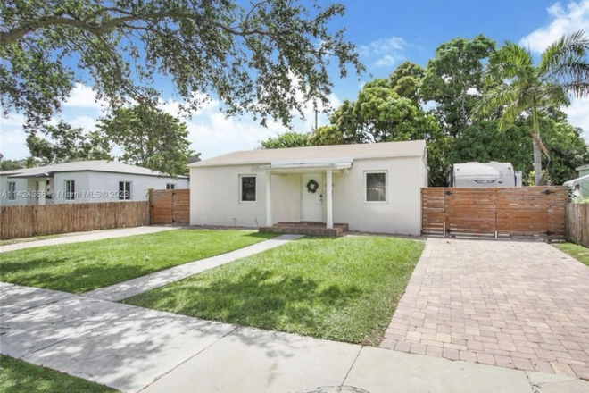 Full House - Spring 2027 Housing Near UM — Fully Furnished & Walking Distance to Campus!