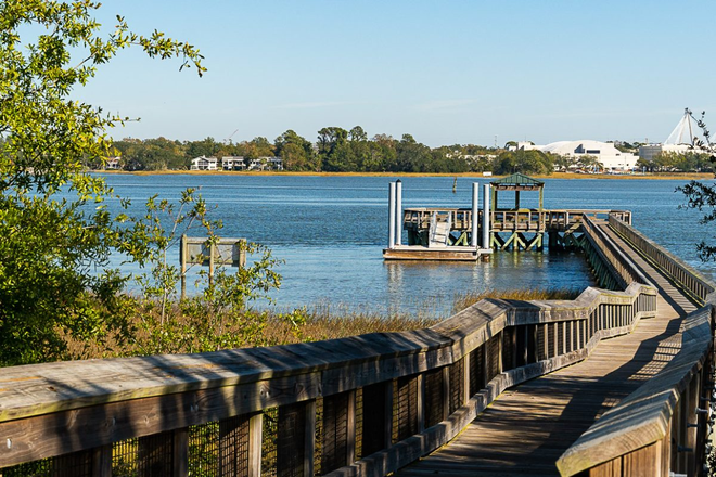 Higgins Pier is a short 10 minutes walk away. - Looking for the perfect home base in Charleston?