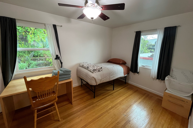 single bedroom, furnished - Large sunny bedroom for 1-2 in owner-occupied duplex; furnished; clean and quiet. Steps to campus! Rental