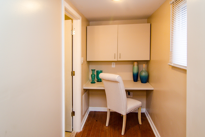 Study Nook - FIRST FLOOR AFFORDABLE FURNISHED SINGLE ROOM,private bathroom, STUDENT HOUSING AT HOPKINS VIEW Townhome
