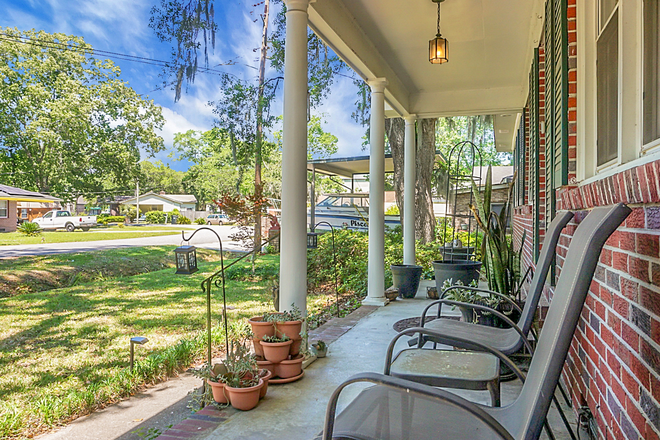 Front Porch - Room For Rent in Quiet West Ashley Neighborhood Home